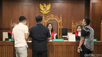 Penggugat menyatakan para tergugat melakukan perbuatan melawan hukum imbas kelangkaan bahan bakar minyak (BBM) di Stasiun Pengisian Bahan Bakar Umum (SPBU) swasta.