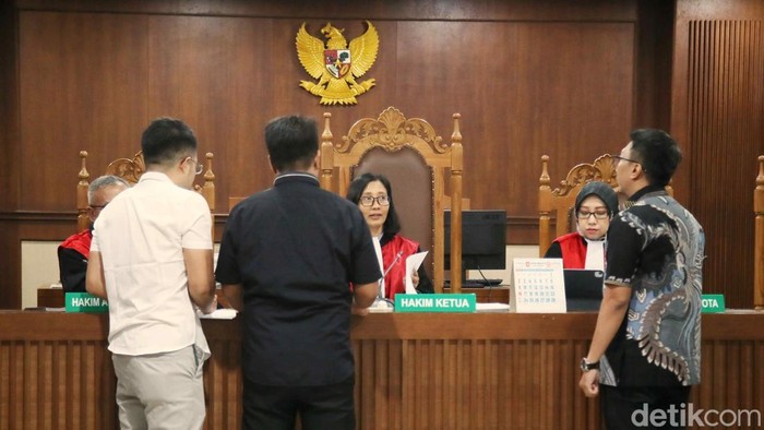 Warga Gugat Kementerian ESDM, Pertamina, dan Shell soal Kelangkaan BBM Kuasa hukun Tati Suryati, Boyamin Saiman hadir dalam sidang perdaan perkara Kelangkaan BBM Swasta di Pengadilan Negeri Jakarta Pusat, Rabu (8/10/2025). Dalam sidang itu pihak penggugat melaporkan pihak Kementerian ESDM, Pertamina serta Shell Indonesia.