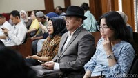 Penggugat perkara ini adalah karyawan swasta Tati Suryati. Kuasa hukum Tati, Boyamin Saiman, terlihat di ruang sidang. Boyamin menuturkan, Tati adalah konsumen dari produk BBM V-Power Nitro+ dengan Research Octane Number atau RON 98. Ini merupakan produk SPBU swasta Shell.
