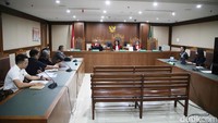 Penggugat menilai kelangkaan BBM di SPBU swasta sebagai suatu perbuatan melawan hukum. Penggugat juga menilai Menteri ESDM telah memaksa perusahaan swasta untuk membeli bensin dari Pertamina. Atas kebijakannya, Bahlil dianggap secara sengaja melanggar Pasal 12 ayat (2) Peraturan Presiden Nomor 191 Tahun 2014.