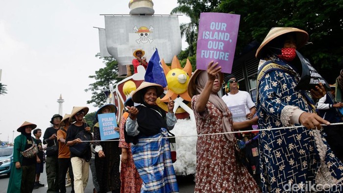 Warga Pulau Pari Gelar Aksi di KKP, Desak Pencabutan Izin Reklamasi Sejumlah warga Pulau Pari, Kepulauan Seribu, menggelar aksi damai di depan Kementerian Kelautan dan Perikanan (KKP), Jakarta.