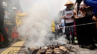 Pulau Pari, salah satu “surga” kecil yang jadi destinasi wisata paling populer di Kepulauan Seribu, kini terancam hilang akibat kombinasi krisis iklim dan proyek reklamasi oleh perusahaan swasta.
