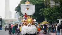 Warga hadir membawa replika kapal “Thousand Sunny” yang terinspirasi dari animasi populer “One Piece”.