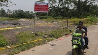 Pengendara sepeda motor melintas di dekat lokasi ditemukannya cemaran Cesium-137 (Cs-137). KLH memastikan proses dekontaminasi dilakukan secara tuntas. Foto: ANTARA FOTO/Angga Budhiyanto