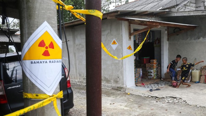 Warga beraktivitas di sekitar lokasi ditemukannya cemaran Cesium-137 (Cs-137) di Kawasan Industri Modern Cikande, Kabupaten Serang, Banten, Rabu (8/10/2025). Kementerian Lingkungan Hidup menyiapkan langkah relokasi sementara bagi warga yang tinggal di sekitar titik radiasi Cs-137 hingga proses dekontaminasi tuntas dan area dinyatakan netral. ANTARA FOTO/Angga Budhiyanto/rwa.