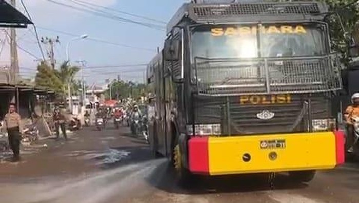Water cannon diterjunkan untuk atasi debu pembangunan jalan di Gresik