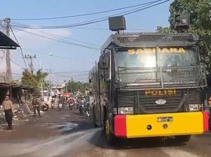 Warga Keluhkan Debu Proyek, Polres Gresik Turunkan Water Cannon