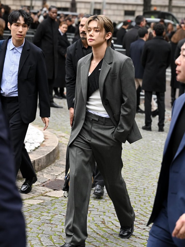 Yeonjun TXT sukses menyita perhatian dengan kehadirannya di peragaan busana wanita Miu Miu Spring/Summer 2026, Selasa (6/10/2025) waktu setempat. Ia menjadi idol KPop pria pertama yang mewakili rumah mode itu selama gelaran Paris Fashion Week. Foto: dok. Instagram @yawnzzn