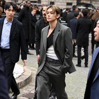 Yeonjun TXT sukses menyita perhatian dengan kehadirannya di peragaan busana wanita Miu Miu Spring/Summer 2026, Selasa (6/10/2025) waktu setempat. Ia menjadi idol KPop pria pertama yang mewakili rumah mode itu selama gelaran Paris Fashion Week. Foto: dok. Instagram @yawnzzn