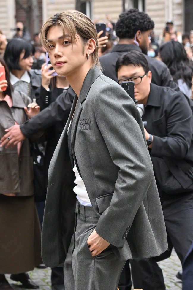 Kolaborasi Yeonjun TXT dengan Miu Miu ditandai dengan kehadirannya di acara pembukaan butik baru di Seoul bulan lalu. Pelantun ‘GGUM’ itu juga tampil serba Miu Miu dalam pemotretan majalah digital W Korea edisi September. Foto: dok. Instagram @yawnzzn