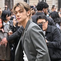 Kolaborasi Yeonjun TXT dengan Miu Miu ditandai dengan kehadirannya di acara pembukaan butik baru di Seoul bulan lalu. Pelantun ‘GGUM’ itu juga tampil serba Miu Miu dalam pemotretan majalah digital W Korea edisi September. Foto: dok. Instagram @yawnzzn