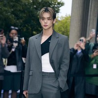 Pelantun ‘GGUM’ itu mendobrak batasan berpakaian pria dengan setelan jas abu-abu, dipadukan knit top putih dan tank top hitam koleksi wanita. Yeonjun TXT juga memperlihatkan sekilas seamless boxer berlogo Miu Miu. Foto: dok. Instagram @yawnzzn