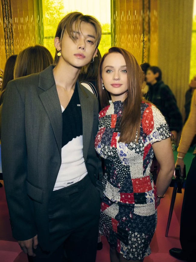 Lewat akun Instagram-nya, Yeonjun TXT juga memamerkan fotonya bersama bintang film The Kissing Booth, Joey King di peragaan busana wanita Miu Miu. Foto: dok. Instagram @yawnzzn