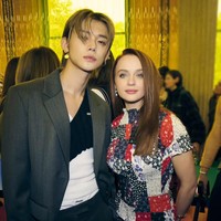 Lewat akun Instagram-nya, Yeonjun TXT juga memamerkan fotonya bersama bintang film The Kissing Booth, Joey King di peragaan busana wanita Miu Miu. Foto: dok. Instagram @yawnzzn