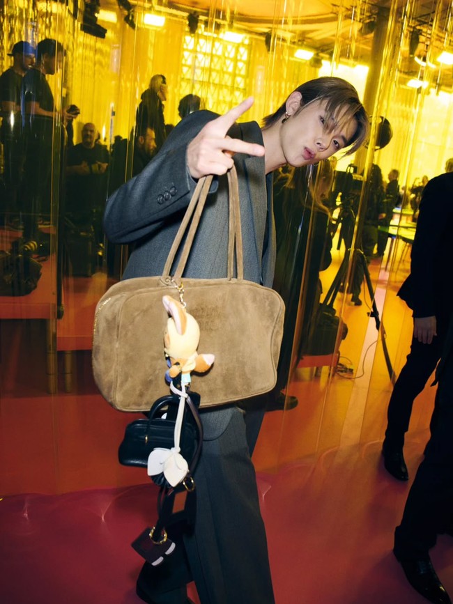 Penampilan Yeonjun TXT dilengkapi dengan koleksi tas Suede Beau Miu Miu bertabur bag charms yang menjuntai, sukses bikin para netizen salah fokus. Salah satunya ada bag charms merchandise PPULBATU berupa karakter rubah kuning yang dinamai HWANG CHOON dan menjadi perwakilan Yeonjun. Foto: dok. Instagram @yawnzzn