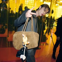 Penampilan Yeonjun TXT dilengkapi dengan koleksi tas Suede Beau Miu Miu bertabur bag charms yang menjuntai, sukses bikin para netizen salah fokus. Salah satunya ada bag charms merchandise PPULBATU berupa karakter rubah kuning yang dinamai HWANG CHOON dan menjadi perwakilan Yeonjun. Foto: dok. Instagram @yawnzzn