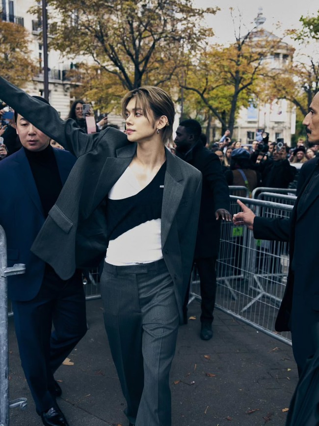 Tak sedikit netizen Korea yang tersihir dengan pesona Yeonjun TXT di Paris Fashion Week. Idol KPop yang mendapat julukan ‘IT Boy’ dari idol generasi keempat itu dianggap cocok menjadi brand ambassador Miu Miu selanjutnya. Foto: dok. Instagram @yawnzzn