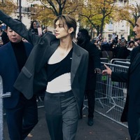 Tak sedikit netizen Korea yang tersihir dengan pesona Yeonjun TXT di Paris Fashion Week. Idol KPop yang mendapat julukan ‘IT Boy’ dari idol generasi keempat itu dianggap cocok menjadi brand ambassador Miu Miu selanjutnya. Foto: dok. Instagram @yawnzzn