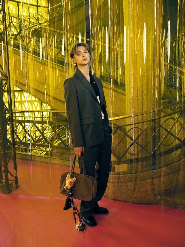 Ini adalah pertama kalinya Yeonjun menghadiri Paris Fashion Week tanpa kehadiran personel TXT lainnya. Tak lagi mewakili Dior, kini Yeonjun menjadi tamu istimewa Miu Miu bersama Jang Wonyoung IVE dan Ella Gross MEOVV. Foto: dok. Instagram @yawnzzn