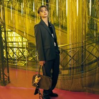 Ini adalah pertama kalinya Yeonjun menghadiri Paris Fashion Week tanpa kehadiran personel TXT lainnya. Tak lagi mewakili Dior, kini Yeonjun menjadi tamu istimewa Miu Miu bersama Jang Wonyoung IVE dan Ella Gross MEOVV. Foto: dok. Instagram @yawnzzn