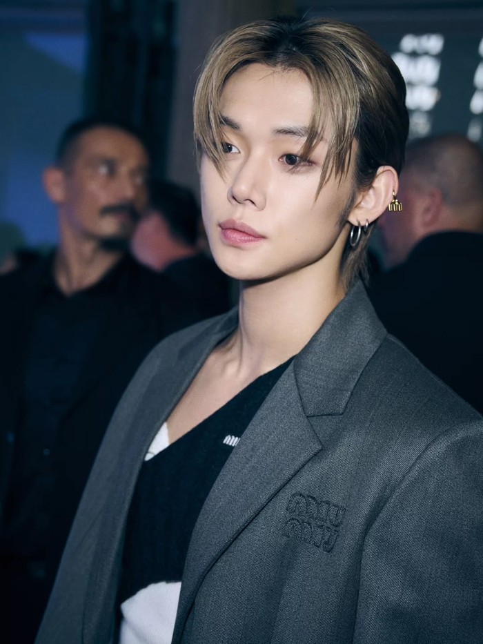 Penampilan Yeonjun TXT di Paris Fashion Week 2025 sebagai perwakilan Miu Miu.
