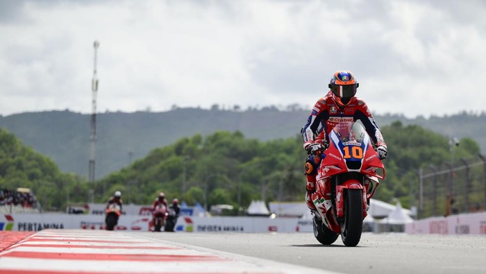 LOMBOK, INDONESIA - OCTOBER 04: Luca Marini of Italy riding the Honda HRC Castrol bike (10) during the Sprint ahead of the MotoGP of Indonesia at Pertamina Mandalika Circuit on October 04, 2025 in Lombok, Indonesia. (Photo by Gold & Goose Photography/Getty Images)