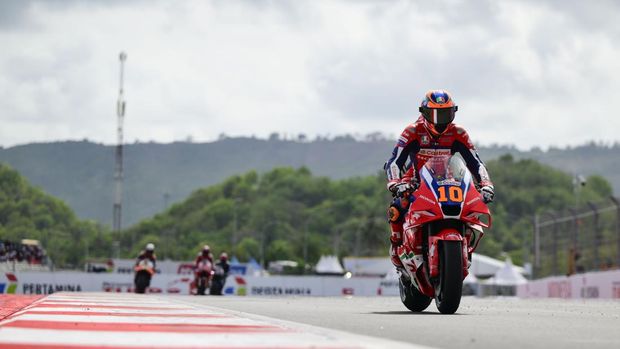 2239118347 LOMBOK, INDONESIA - OCTOBER 04: Luca Marini of Italy riding the Honda HRC Castrol bike (10) during the Sprint ahead of the MotoGP of Indonesia at Pertamina Mandalika Circuit on October 04, 2025 in Lombok, Indonesia. (Photo by Gold & Goose Photography/Getty Images)