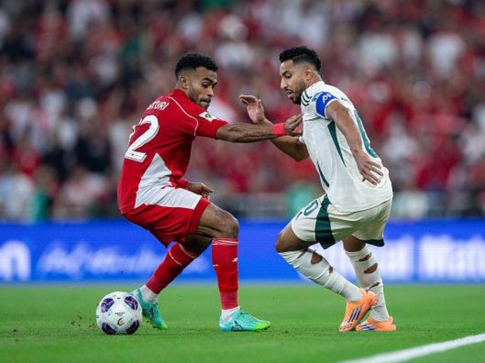 JEDDAH, SAUDI ARABIA - OCTOBER 8: Salem Al Dawsari of Saudi Arabia battling for the ball during the AFC Asian qualifiers 4th Round Group B match between Saudi Arabia and Indonesia at King Abdullah Sports City on October 8, 2025 in Jeddah, Saudi Arabia. (Photo by Yasser Bakhsh/Getty Images)