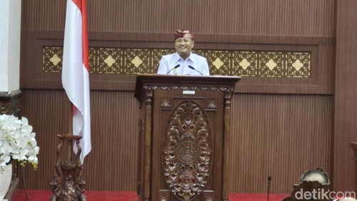 Bupati Gianyar Agus Mahayastra di sidang paripurna DPRD Gianyar, Kamis (9/10/2025).