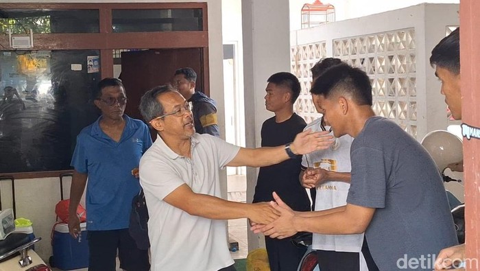 Aji Santoso saat berpamitan dengan para pemain di mess Persela