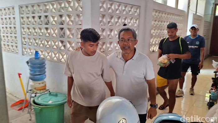 Aji Santoso saat berpamitan dengan para pemain di mess Persela Aji Santoso saat berpamitan dengan para pemain di mess Persela