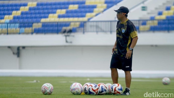 Aji Santoso saat berpamitan dengan para pemain di mess Persela Aji Santoso saat berpamitan dengan para pemain di mess Persela