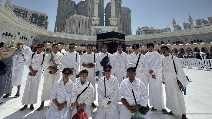 Alumni Ponpes Al Khoziny melakukan badal umrah untuk korban meninggal dunia