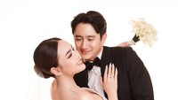 Salah satu fotografer kenamaan @fdphotography90, kemarin, mengunggah foto Kenny dan Amanda. Amanda Manopo memakai gaun pengantin putih. Sementara, Kenny Austin tampak gagah dengan kemeja putih dibalut jas hitam. Marry me. The prewedding of @amandamanopo + @kennyauztin, tulis @fdphotography90. Foto: dok instagram FD PHOTOGRAPHY, Amanda Manopo dan Kenny Austin