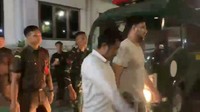 Penampakan Ammar Zoni bersama dengan lima tersangka lainnya usai diperiksa karena terlibat dalam peredaran narkoba di Rutan Salemba. Foto: dok. Istimewa Tangkapan Layar