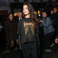 Fashion show Balenciaga merupakan bagian dari rangkaian acara Paris Fashion Week yang digelar Sabtu (4/10/2025) lalu. Anne Hathaway tampil berani dengan gaya yang memadukan unsur edgy dan elegan. Foto: Getty Images for Balenciaga/Arnold Jerocki