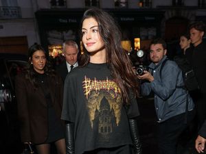 5 Gaya Anne Hathaway Pakai T-Shirt Metal Berpotongan Mullet di Show Balenciaga