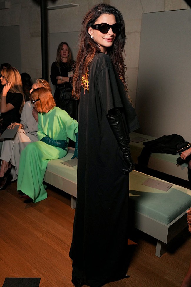 Dibantu stylist langganannya, Erin Walsh, Anne mengenakan kaus grafis bertema metal dengan potongan mullet yang pendek di depan dengan ekor kain memanjang dramatis di bagian belakang. Foto: WWD via Getty Images/WWD