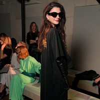 Dibantu stylist langganannya, Erin Walsh, Anne mengenakan kaus grafis bertema metal dengan potongan mullet yang pendek di depan dengan ekor kain memanjang dramatis di bagian belakang. Foto: WWD via Getty Images/WWD