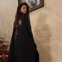 Gaya ini memberi kesan teatrikal yang tetap sleek, khas Balenciaga. Kaus kustom tersebut terinspirasi dari salah satu look di runway koleksi Spring 2026. Foto: Instagram/@annehathaway