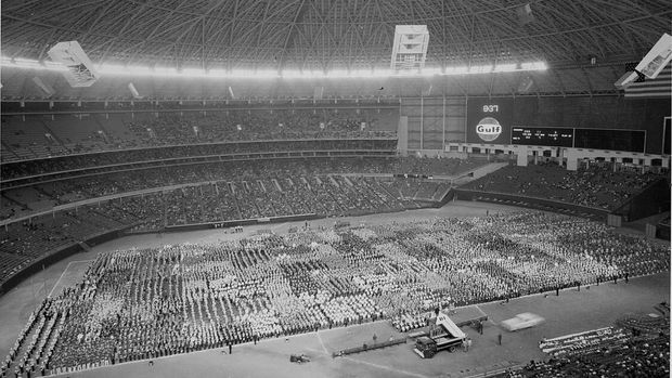 Astrodome, salah satu stadion dengan kubah tertutup di dunia.