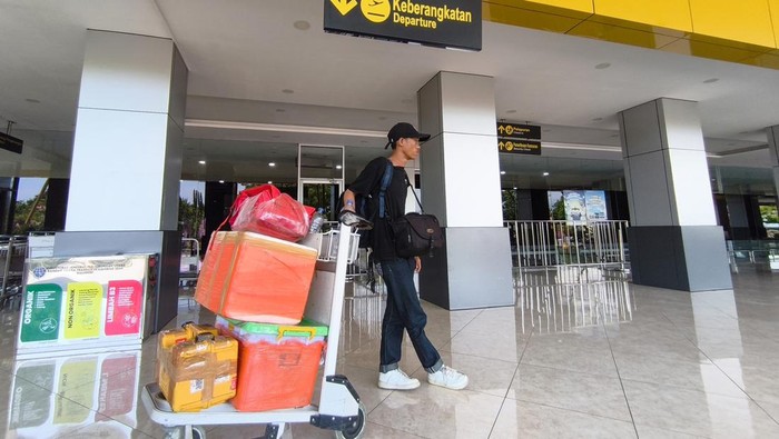 Bandara Maumere Ditutup Akibat Erupsi Gunung Lewotobi Sejumlah calon penumpang pesawat duduk dengan barang bawaan mereka setelah mengetahui operasional Bandara Fransiskus Xaverius Seda ditutup sementara akibat terdampak erupsi Gunung Lewotobi Laki-laki di Maumere, Kabupaten Sikka, Nusa Tenggara Timur (NTT), Kamis (9/10/2025). Pengelola menutups sementara operasional bandara tersebut hingga Jumat (10/10) setelah terdampak Gunung Lewotobi Laki-laki yang mengalami tiga kali erupsi dengan tinggi kolom abu mencapai 2.000-5.000 meter sejak Rabu malam (8/10). ANTARA FOTO/Gregorio J Gilbert/app/foc.