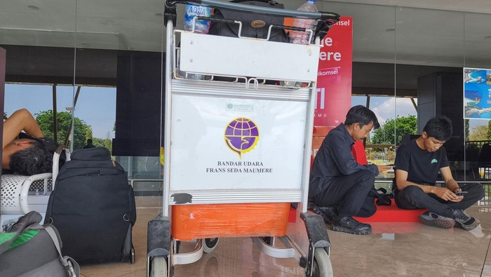 Bandara Maumere Ditutup Akibat Erupsi Gunung Lewotobi Sejumlah calon penumpang pesawat duduk dengan barang bawaan mereka setelah mengetahui operasional Bandara Fransiskus Xaverius Seda ditutup sementara akibat terdampak erupsi Gunung Lewotobi Laki-laki di Maumere, Kabupaten Sikka, Nusa Tenggara Timur (NTT), Kamis (9/10/2025). Pengelola menutups sementara operasional bandara tersebut hingga Jumat (10/10) setelah terdampak Gunung Lewotobi Laki-laki yang mengalami tiga kali erupsi dengan tinggi kolom abu mencapai 2.000-5.000 meter sejak Rabu malam (8/10). ANTARA FOTO/Gregorio J Gilbert/app/foc.