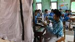Bangunan SMPN 62 Bekasi Rusak, Tiga Siswa Satu Meja untuk Belajar