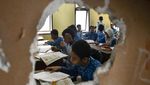 Bangunan SMPN 62 Bekasi Rusak, Tiga Siswa Satu Meja untuk Belajar