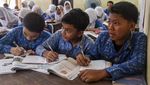 Bangunan SMPN 62 Bekasi Rusak, Tiga Siswa Satu Meja untuk Belajar