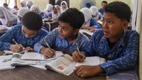 Menurut pihak sekolah, sebagian besar bangunan mengalami kerusakan pada bagian atap dan dinding, sehingga tidak dapat digunakan karena berisiko membahayakan keselamatan siswa. Kondisi ini memaksa sekolah mengatur jadwal belajar secara bergantian agar seluruh siswa tetap dapat mengikuti kegiatan belajar. ANTARA FOTO/Fakhri Hermansyah