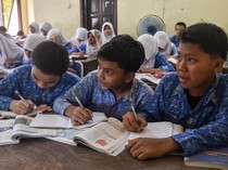 Bangunan SMPN 62 Bekasi Rusak, Tiga Siswa Satu Meja untuk Belajar