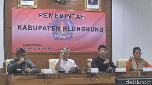 Penyerahan bansos dari program Bali Peduli Bencana yang dilakukan oleh Kalaksa BPBD Bali, Gede Teja kepada 31 penerima manfaat di Klungkung dan Bangli