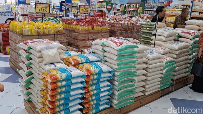 Sejumlah beras premium mulai bermunculan di retail di Kota Mataram, Kamis (9/10/2025).
Nathea Citra/detikBali